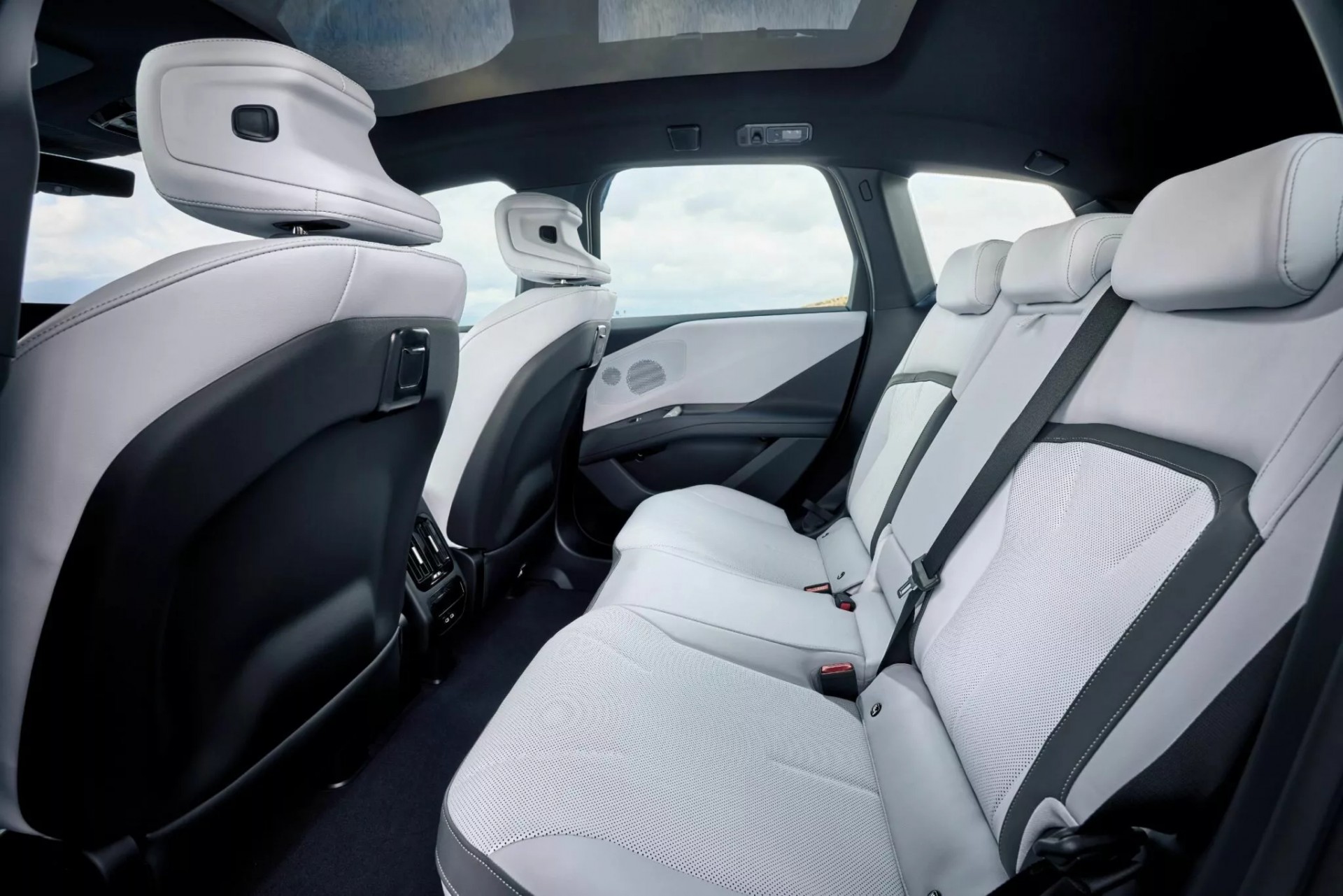 SUV điện cao cấp BMW iX3 thế hệ mới chính thức ra mắt lần đầu tiên tại IAA Mobility 2025
