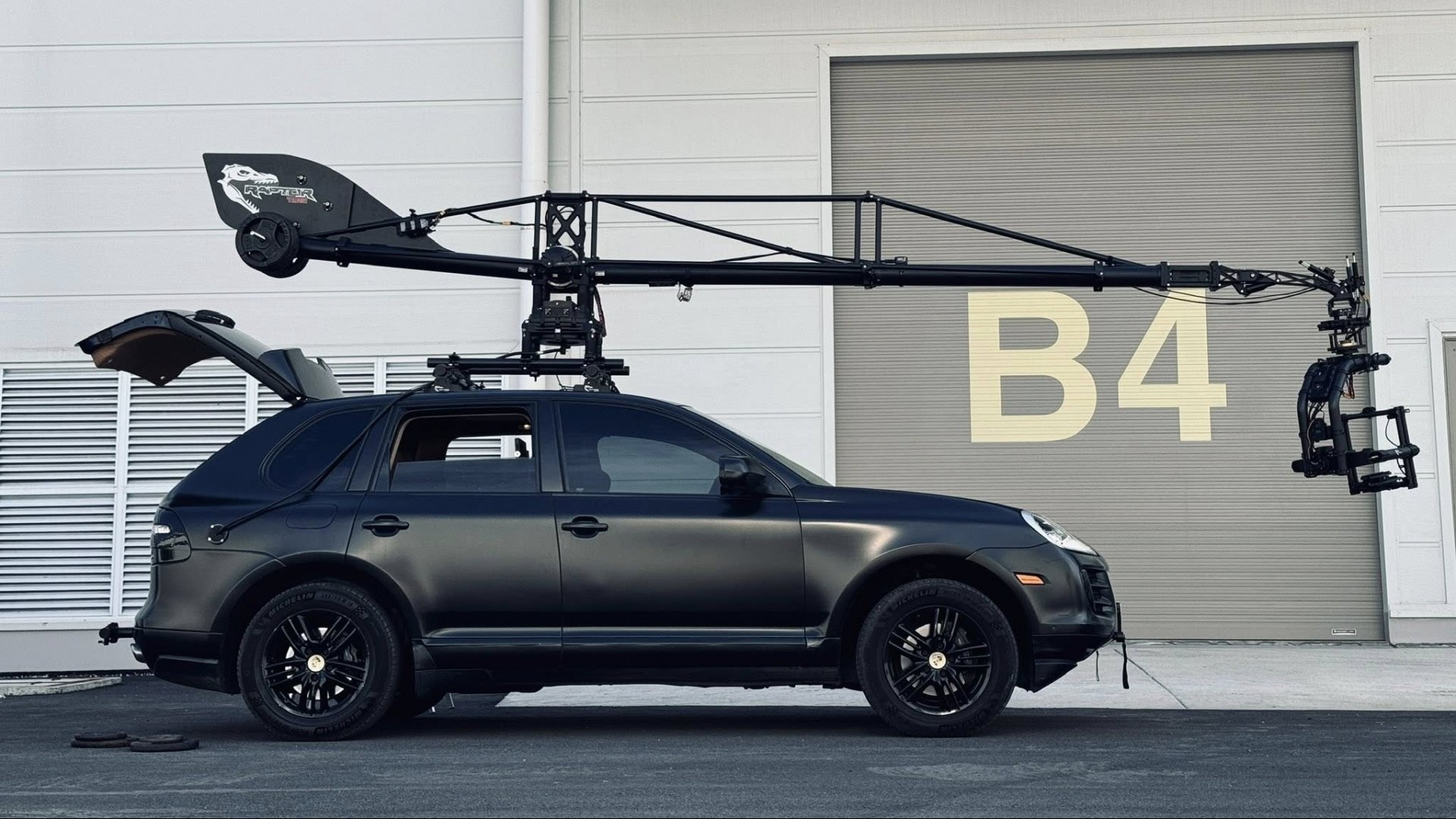 'Phù thủy hình ảnh' Lê Bảo Hân và chiếc xe quay phim chuyên dụng nhiều tỷ đồng