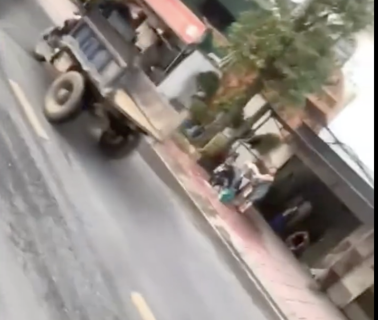 Tài xế công nông tự chế bẻ lái thoát án phạt giao thông