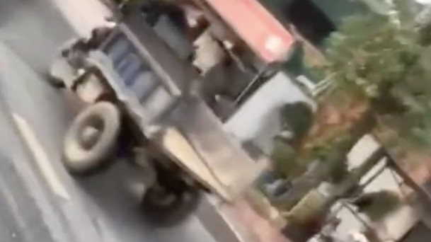 Tài xế công nông tự chế bẻ lái thoát án phạt giao thông