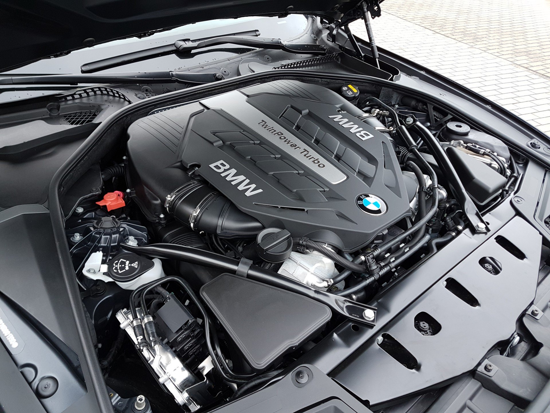 Sau Mercedes-Benz, bây giờ đến lượt BMW nói "cấm động cơ xăng sẽ hủy diệt cả ngành xe"