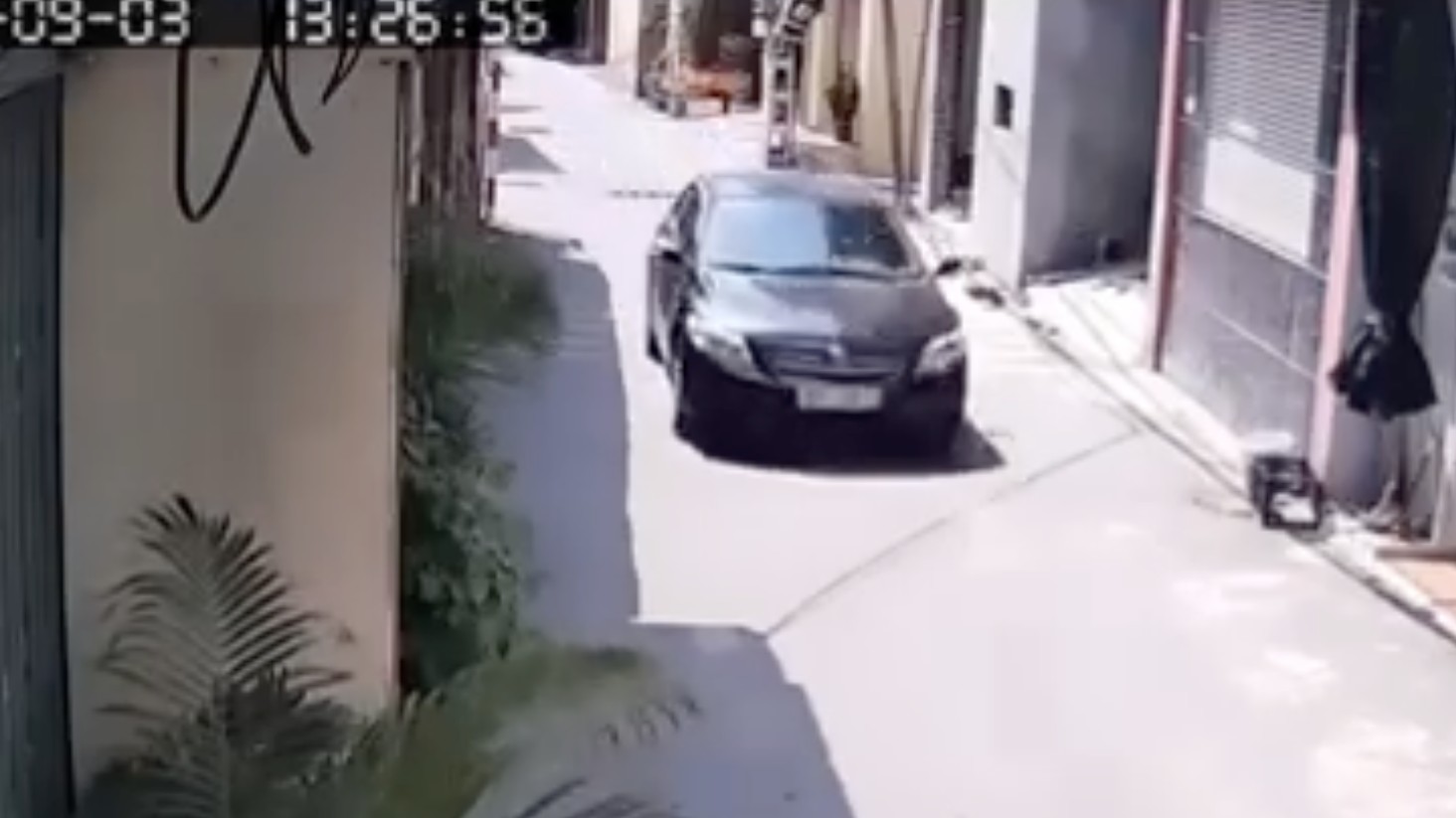 Camera 'cứu' tài xế xe con trong pha va chạm với xe máy