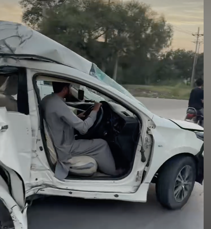 [Clip hot] Toyota Corolla Altis biến dạng sau va chạm vẫn bon bon trên đường