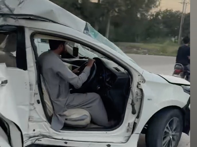 [Clip hot] Toyota Corolla Altis biến dạng sau va chạm vẫn bon bon trên đường