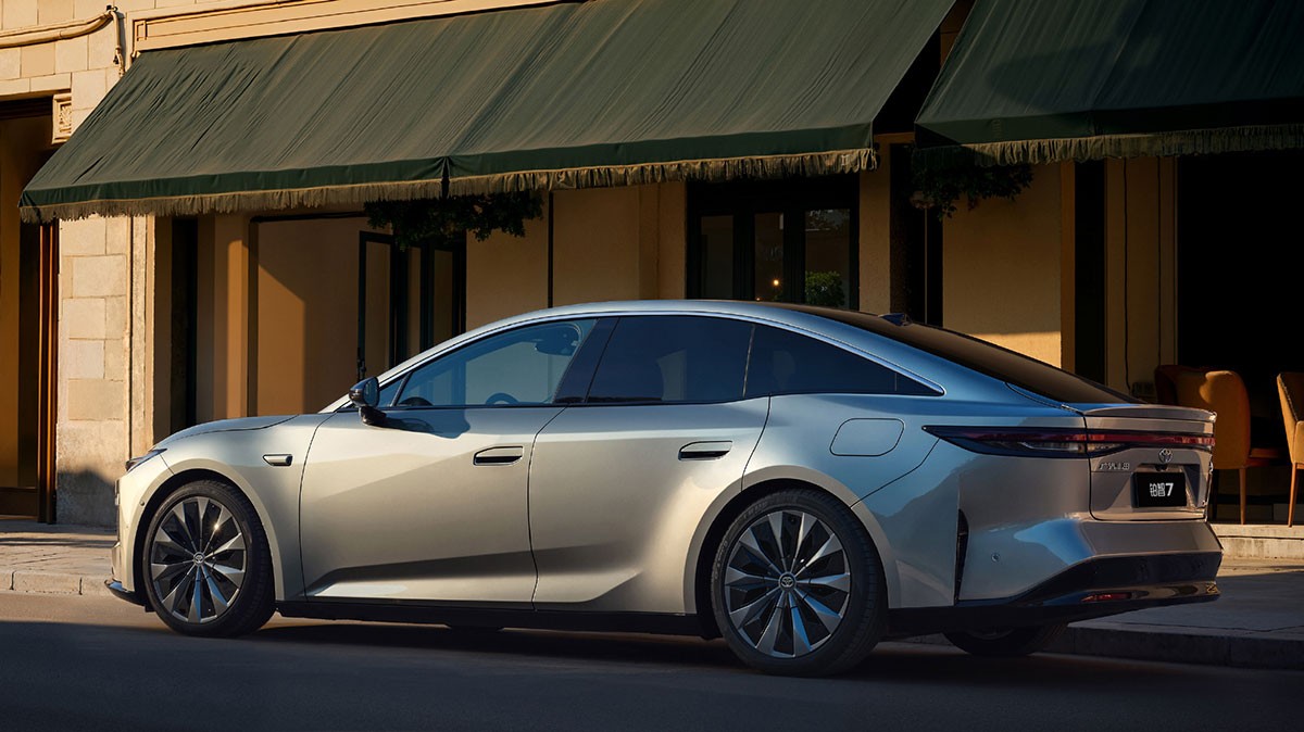Sedan điện Toyota bZ7 được vén màn, sử dụng hệ sinh thái Xiaomi và hệ điều hành Huawei hình ảnh chính thức của sedan điện bZ7