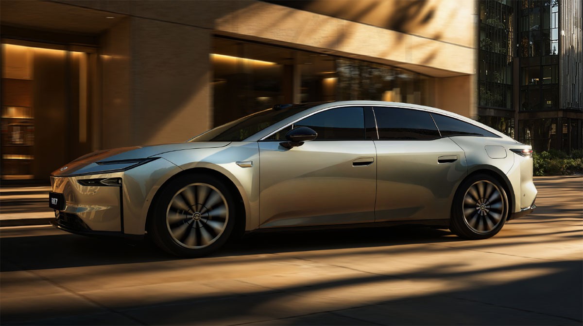 Sedan điện Toyota bZ7 được vén màn, sử dụng hệ sinh thái Xiaomi và hệ điều hành Huawei hình ảnh chính thức của sedan điện bZ7