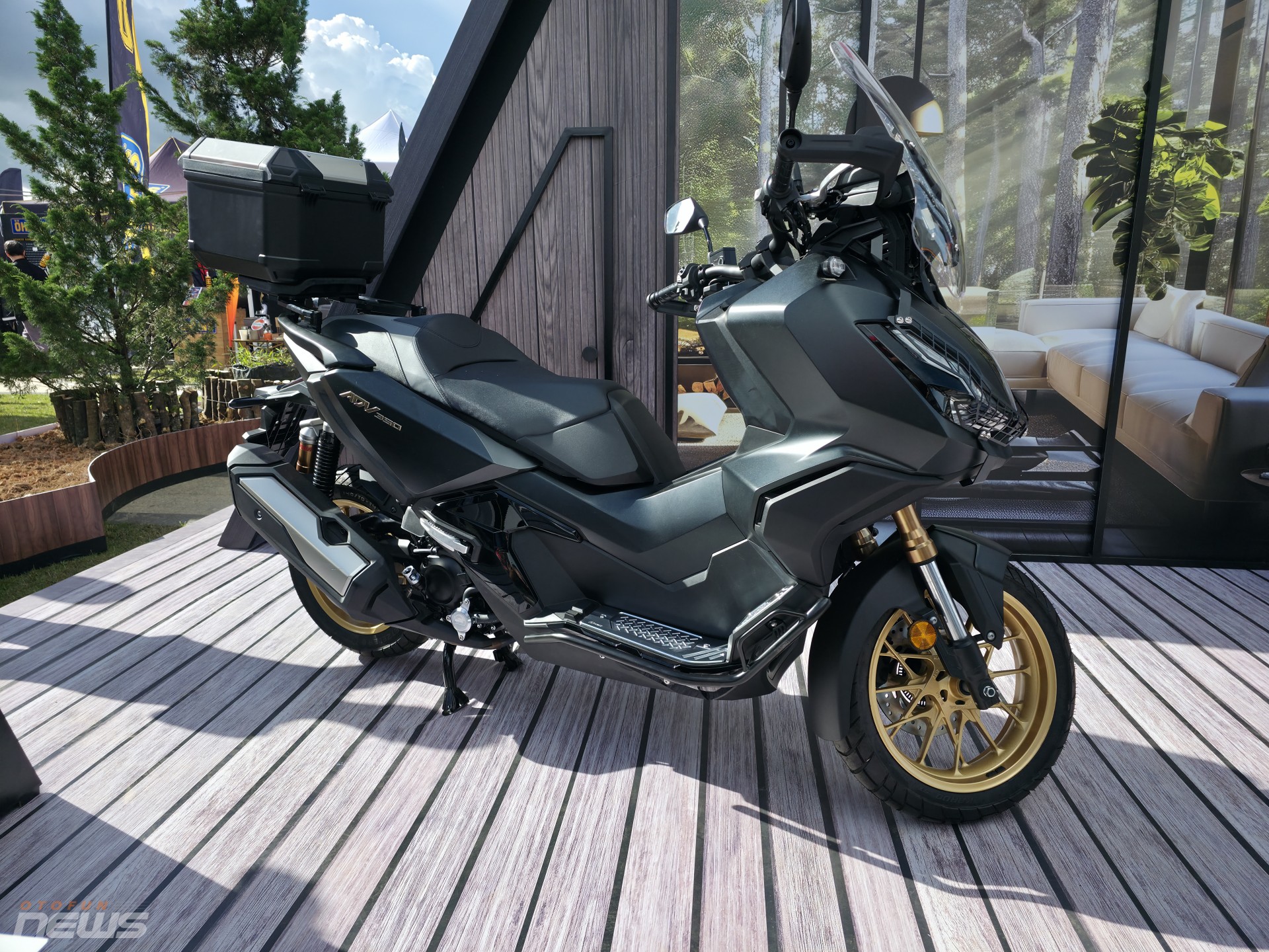 Honda ADV 350 chính hãng giá rẻ hơn gần một nửa so với xe nhập tư nhân