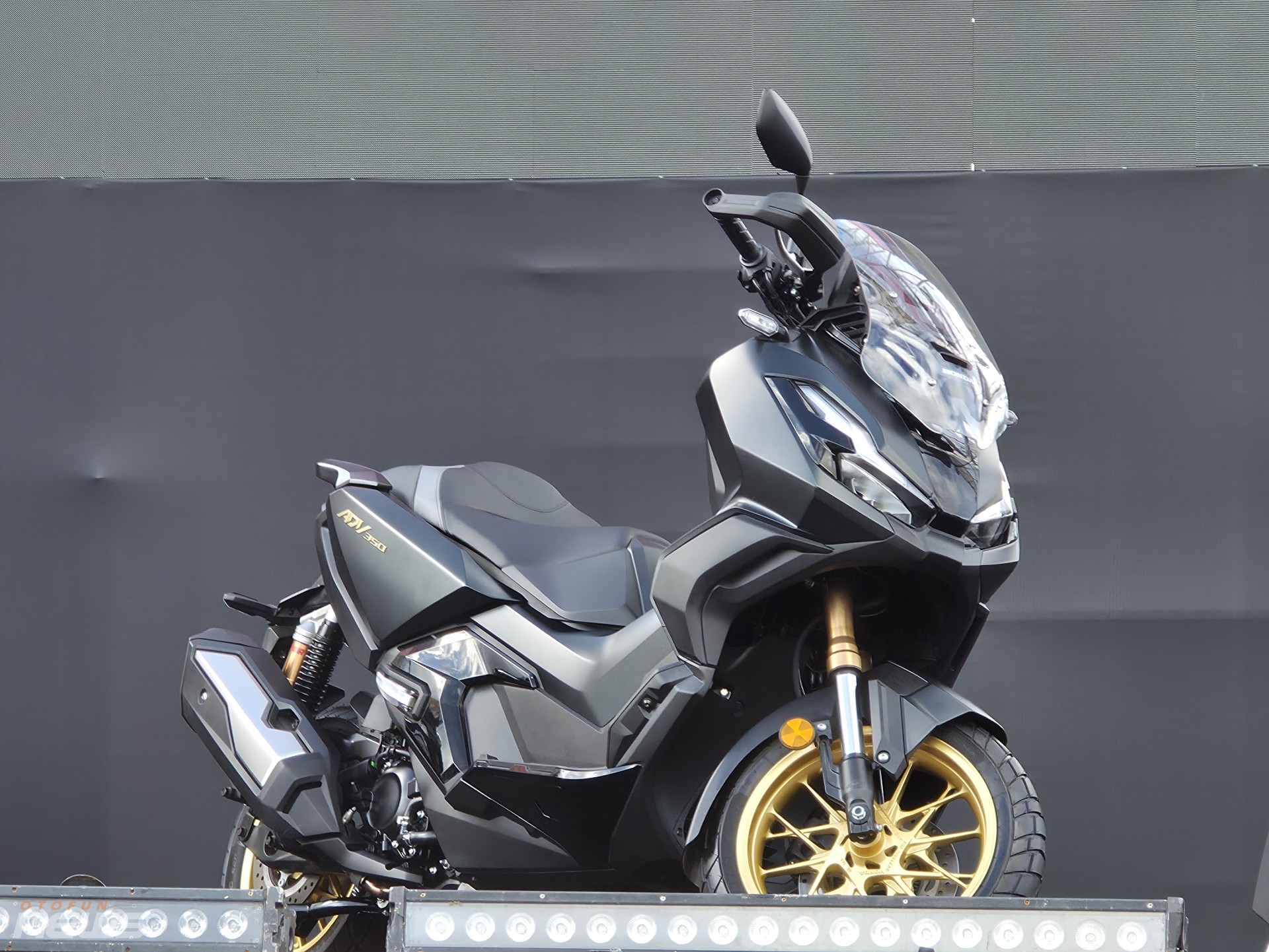 Honda ADV 350 chính hãng giá rẻ hơn gần một nửa so với xe nhập tư nhân