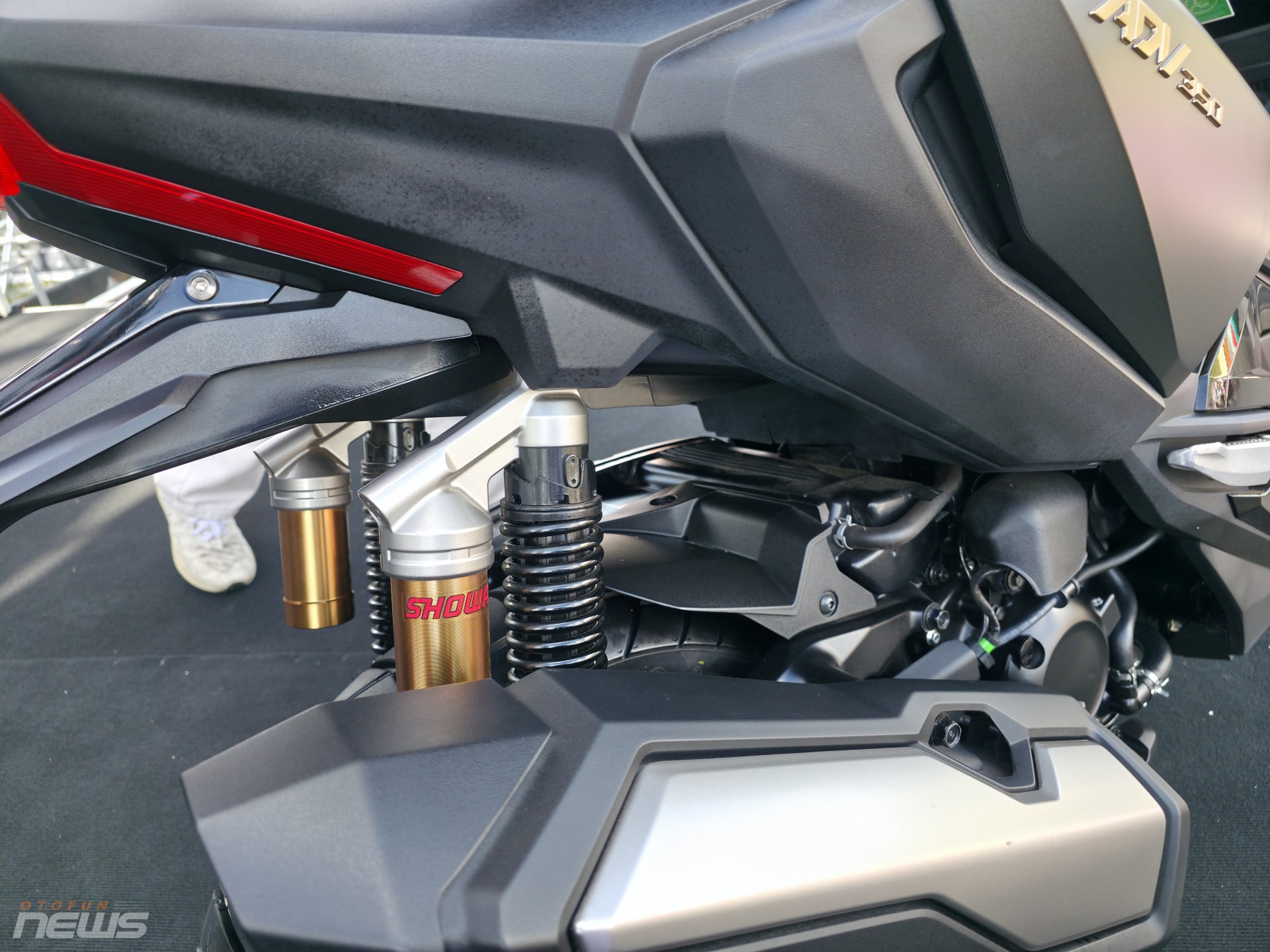 Honda ADV 350 chính hãng giá rẻ hơn gần một nửa so với xe nhập tư nhân