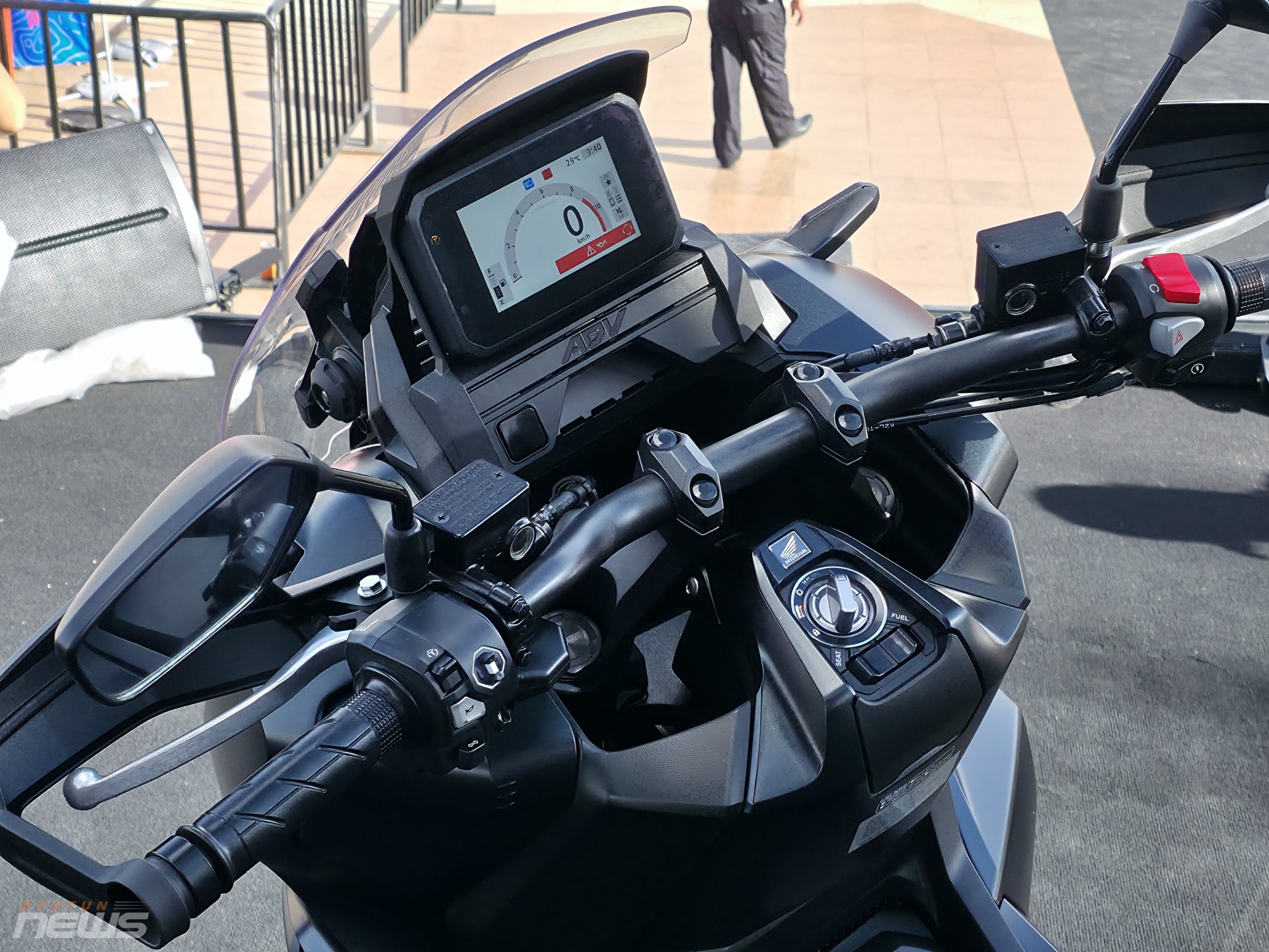 Honda ADV 350 chính hãng giá rẻ hơn gần một nửa so với xe nhập tư nhân