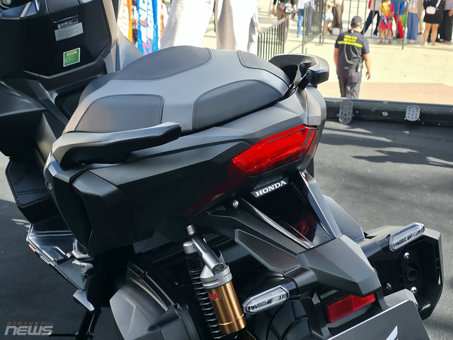 Honda ADV 350 chính hãng giá rẻ hơn gần một nửa so với xe nhập tư nhân