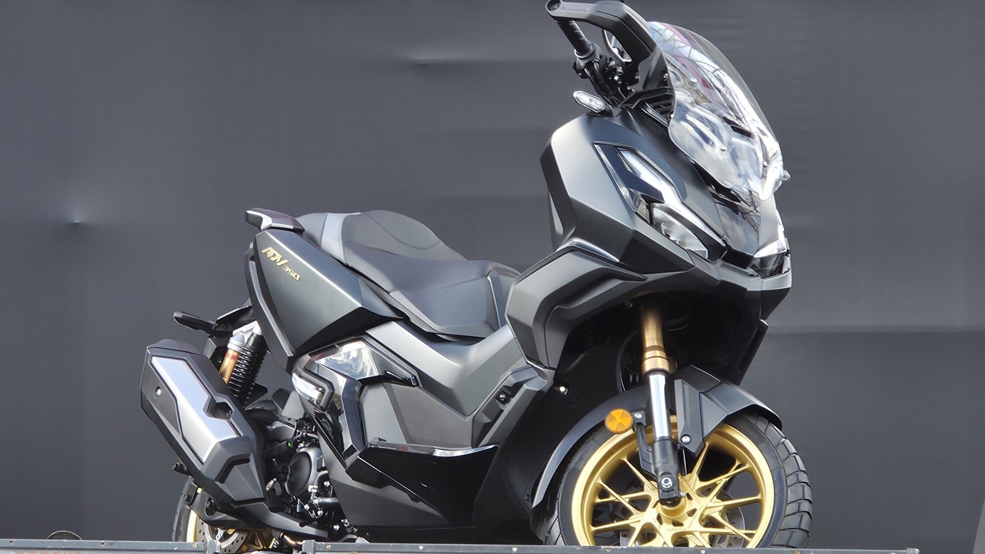 Honda ADV 350 chính hãng giá rẻ hơn gần một nửa so với xe nhập tư nhân