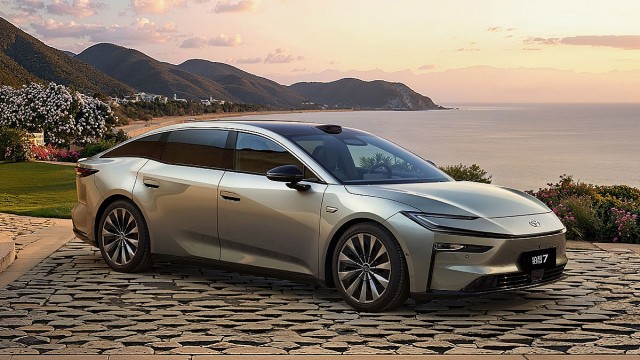 Sedan điện Toyota bZ7 được vén màn, sử dụng hệ sinh thái Xiaomi và hệ điều hành Huawei
