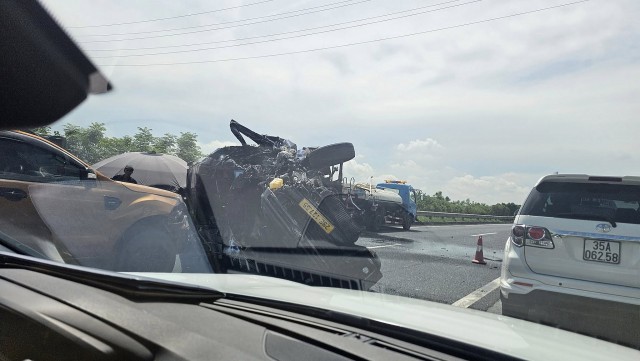 Tai nạn liên hoàn cao tốc Pháp Vân - Cầu Giẽ: Xe 16 chỗ bẹp rúm, xe khách lao xuống đường gom