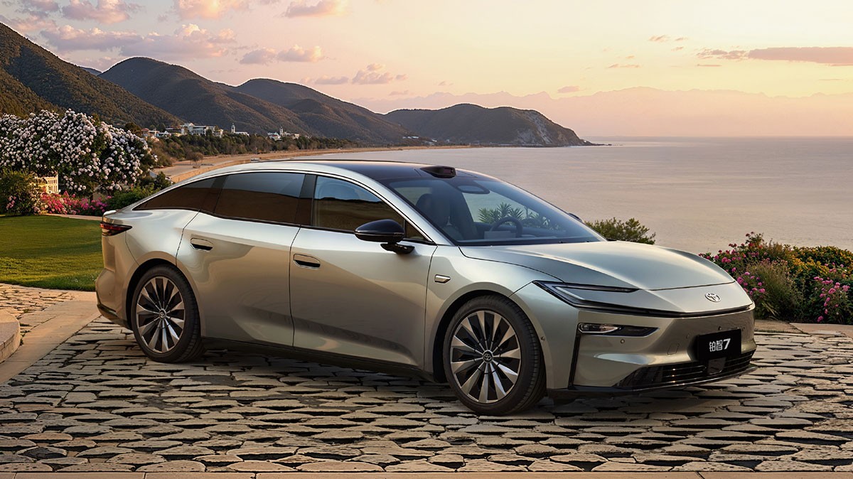 Sedan điện Toyota bZ7 được vén màn, sử dụng hệ sinh thái Xiaomi và hệ điều hành Huawei
