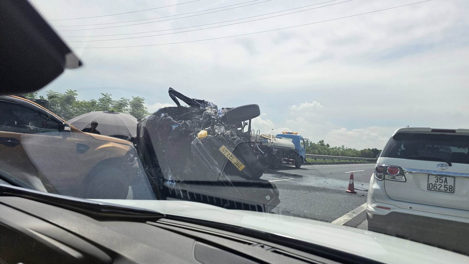 Tai nạn liên hoàn cao tốc Pháp Vân - Cầu Giẽ: Xe 16 chỗ bẹp rúm, xe khách lao xuống đường gom