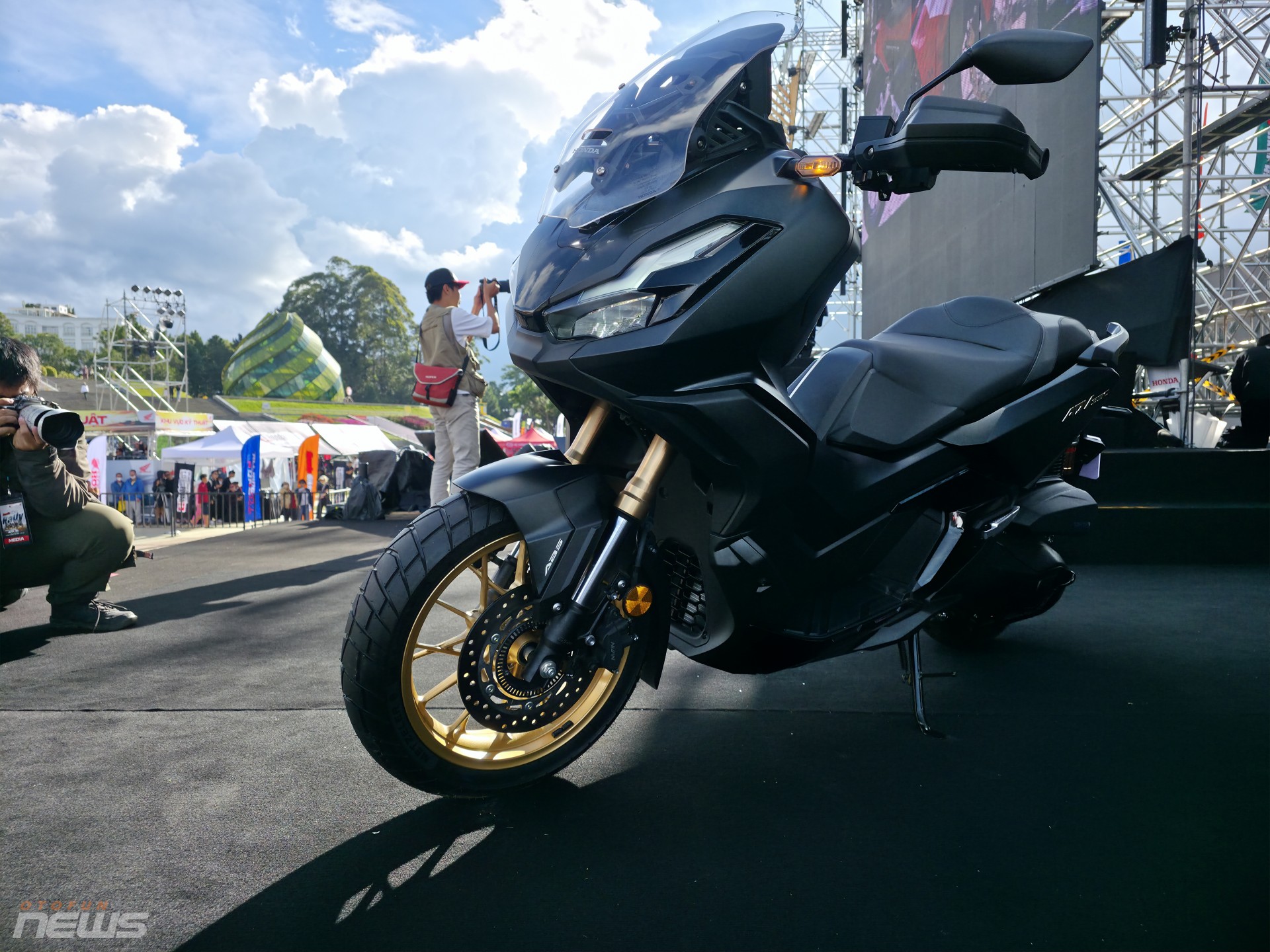 Cận cảnh xe tay ga địa hình Honda ADV 350 tai