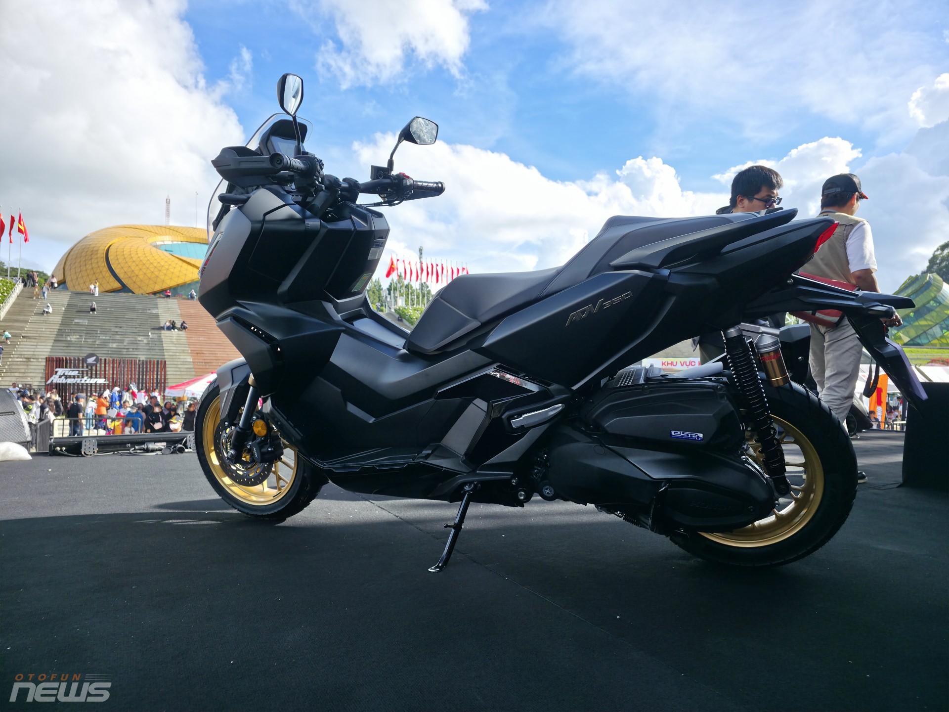 Honda ADV 350 chính hãng giá rẻ hơn gần một nửa so với xe nhập tư nhân