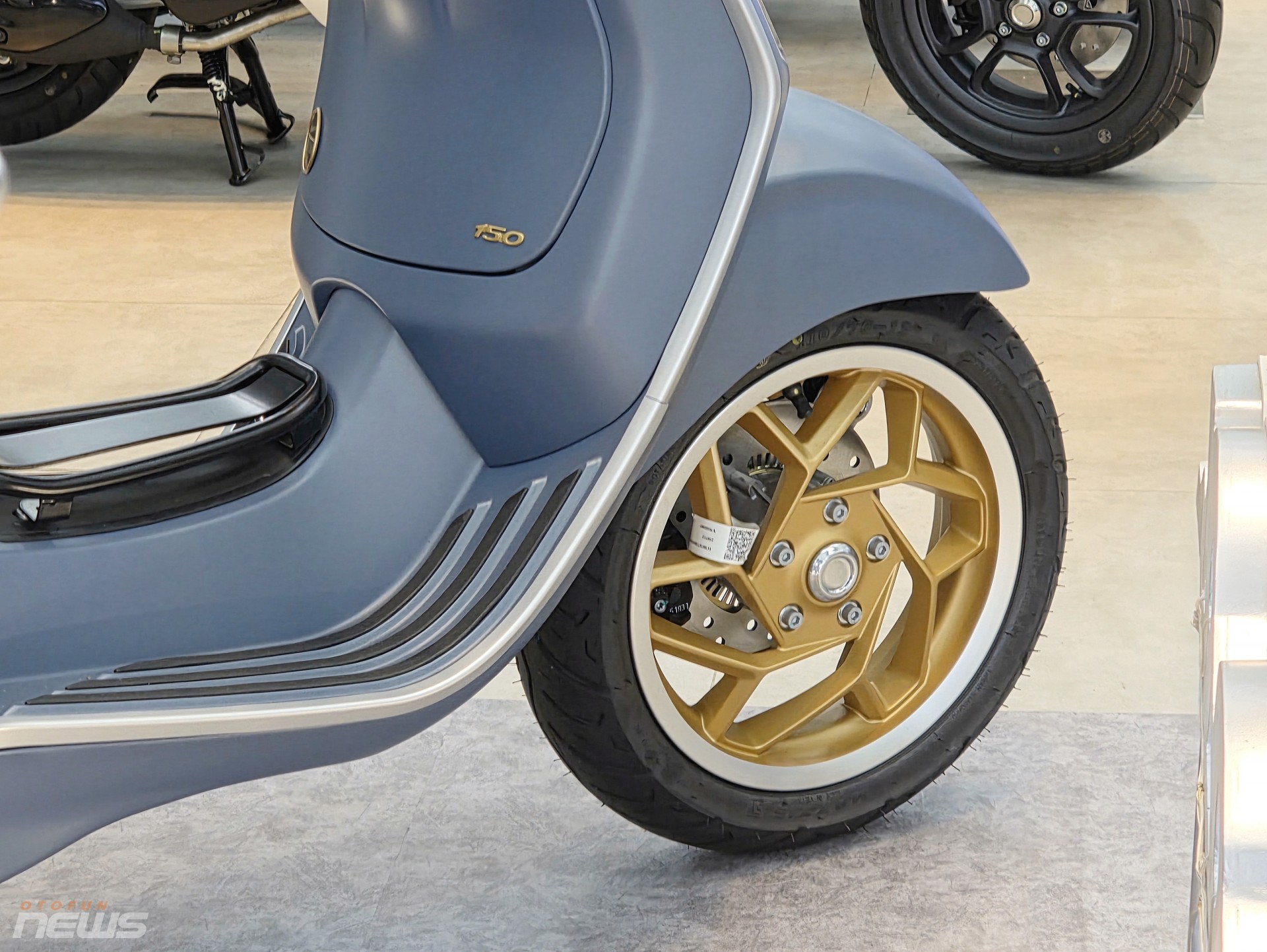 Bộ đôi Vespa Officina 8 phiên bản sơn màu đặc biệt có mặt tại Việt Nam Bộ đôi Vespa Officina 8 phiên bản sơn màu đặc biệt có mặt tại Việt Nam