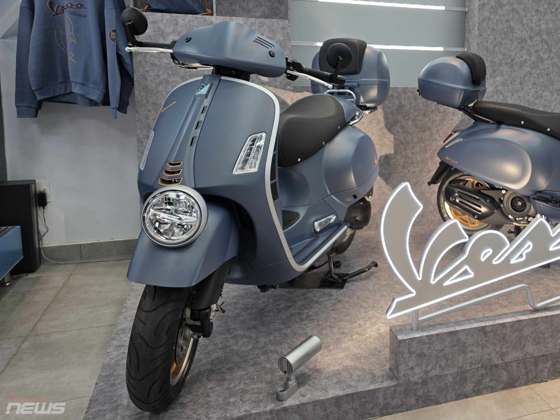 Bộ đôi Vespa Officina 8 phiên bản sơn màu đặc biệt có mặt tại Việt Nam