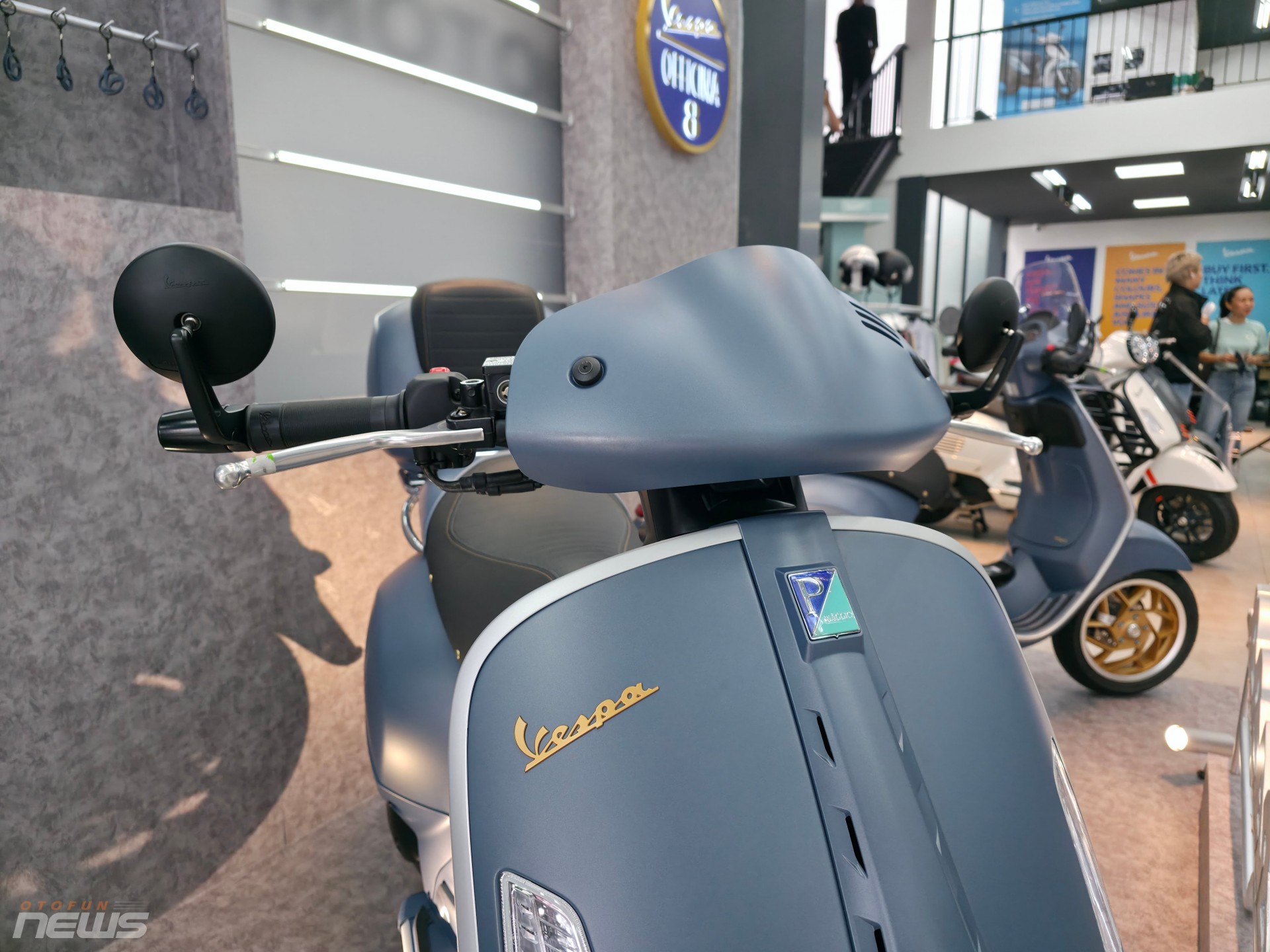 Bộ đôi Vespa Officina 8 phiên bản sơn màu đặc biệt có mặt tại Việt Nam