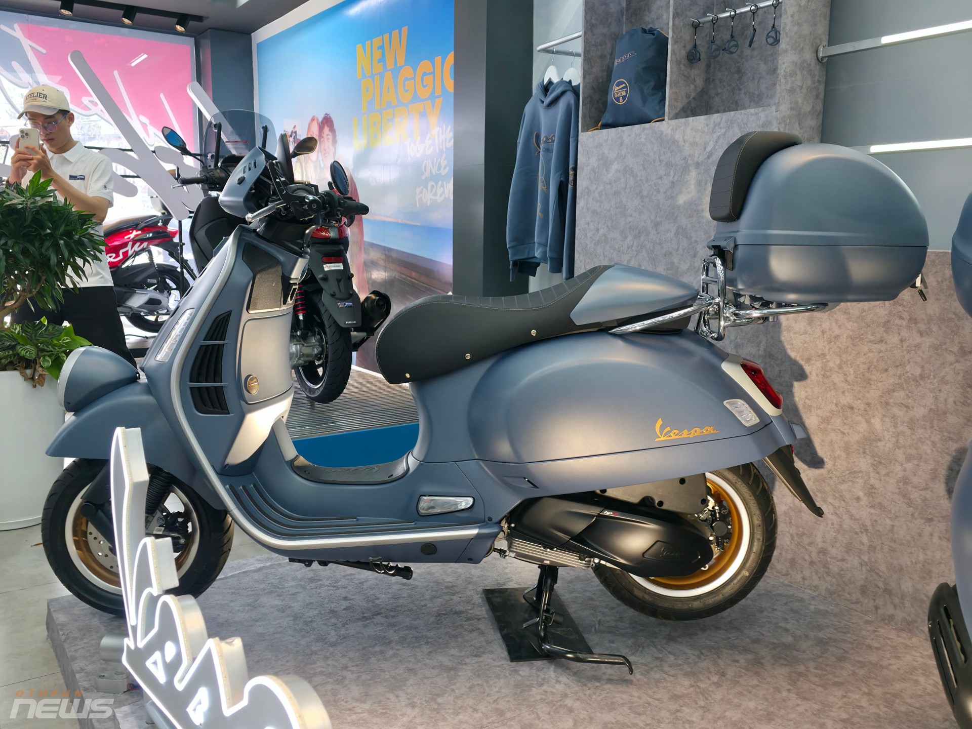 Bộ đôi Vespa Officina 8 phiên bản sơn màu đặc biệt có mặt tại Việt Nam