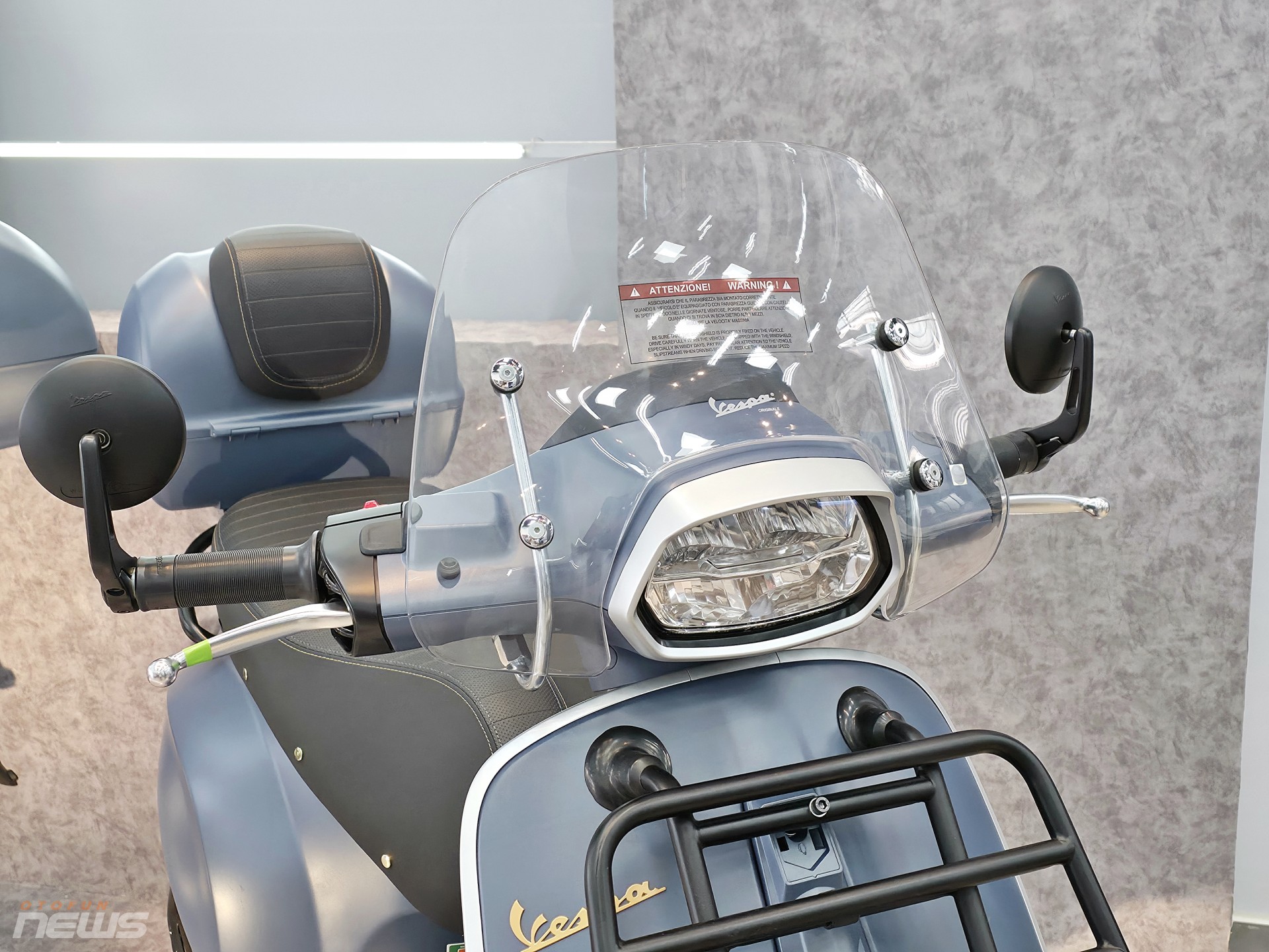 Bộ đôi Vespa Officina 8 phiên bản sơn màu đặc biệt có mặt tại Việt Nam