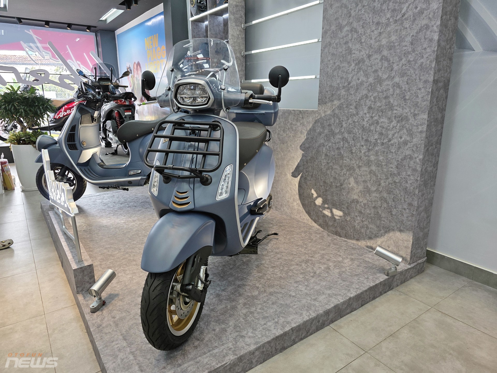 Bộ đôi Vespa Officina 8 phiên bản sơn màu đặc biệt có mặt tại Việt Nam