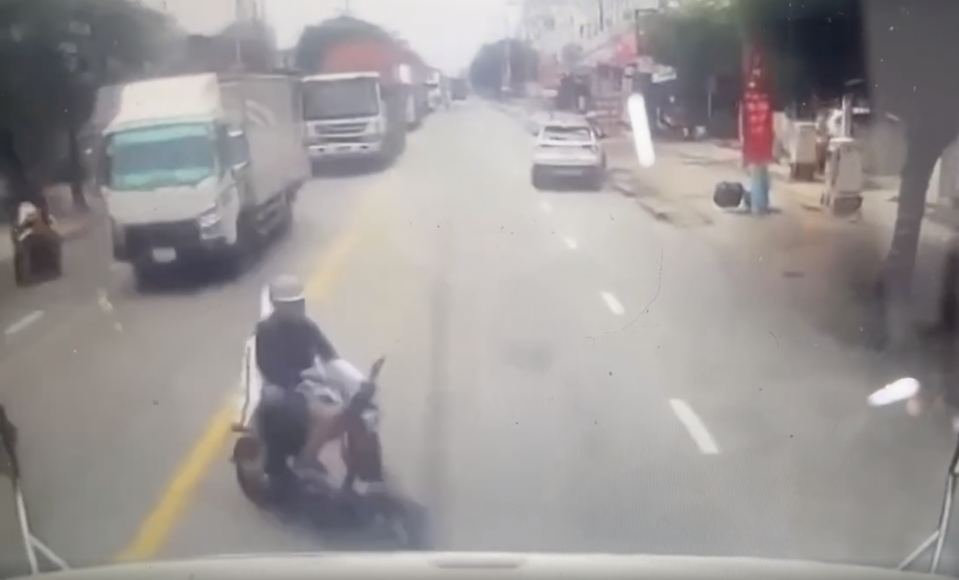 Lấn làn ngược chiều tông trực diện container, tài xế xe máy co giật Lấn làn ngược chiều tông trực diện container, tài xế xe máy co giật