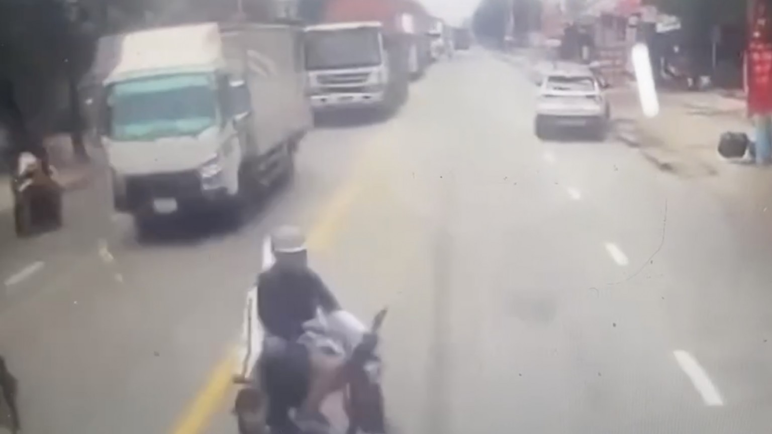 Lấn làn ngược chiều tông trực diện container, tài xế xe máy co giật