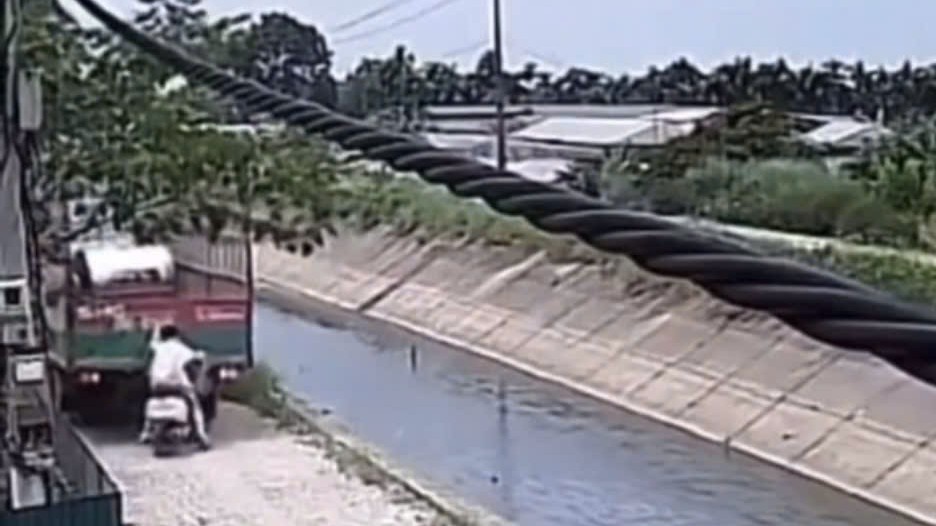 Tài xế xe máy thoát chết nhờ phản ứng nhanh sau đuôi xe tải