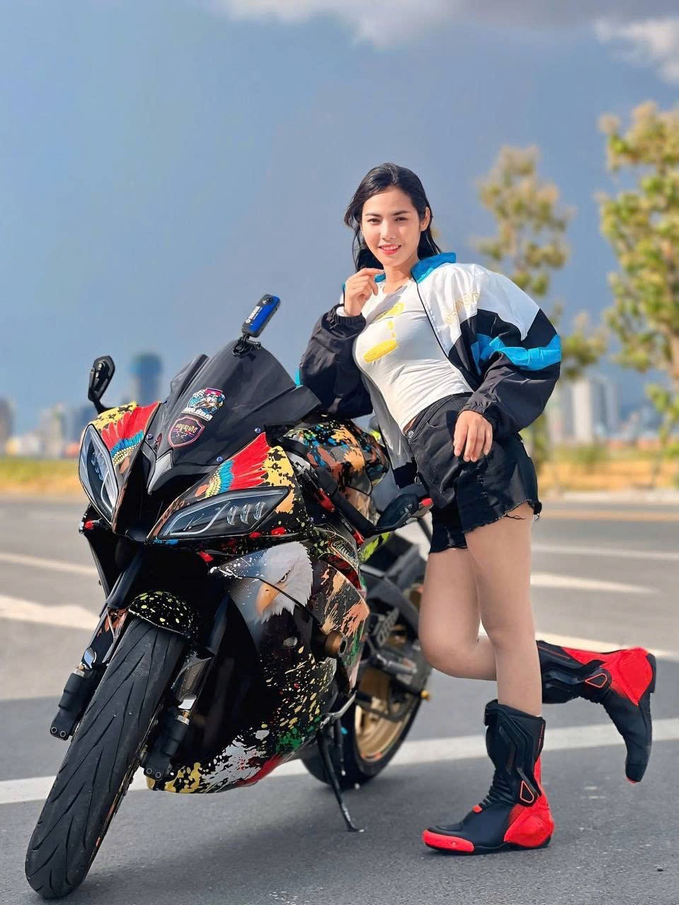 [Clip] Nữ biker nổi tiếng Campuchia tử vong sau va chạm với xe đầu kéo