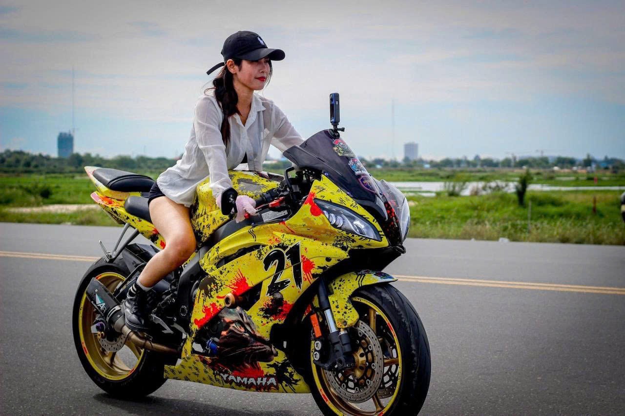 [Clip] Nữ biker nổi tiếng Campuchia tử vong sau va chạm với xe đầu kéo
