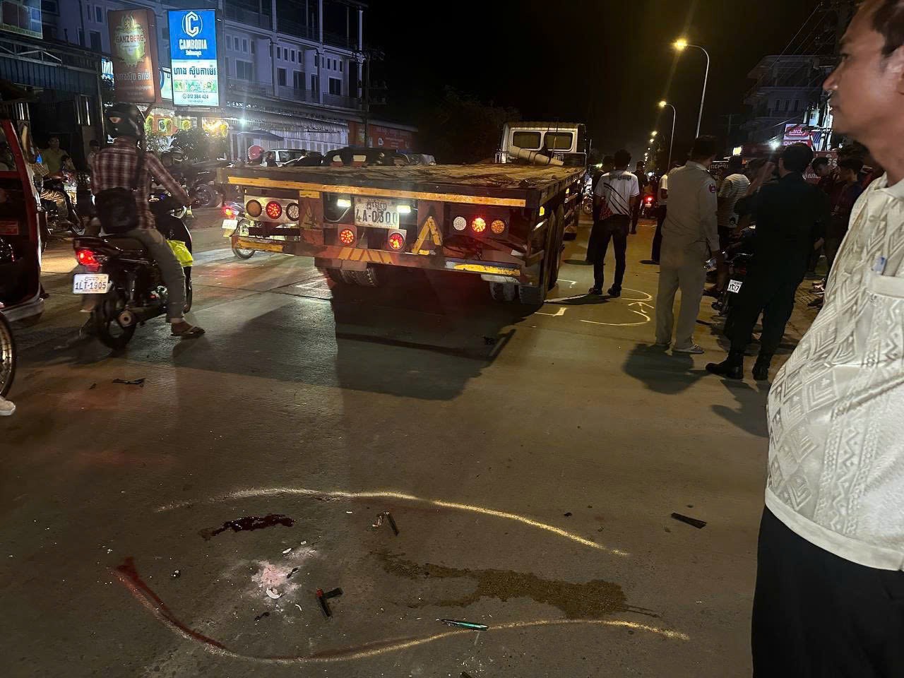 [Clip] Nữ biker nổi tiếng Campuchia tử vong sau va chạm với xe đầu kéo