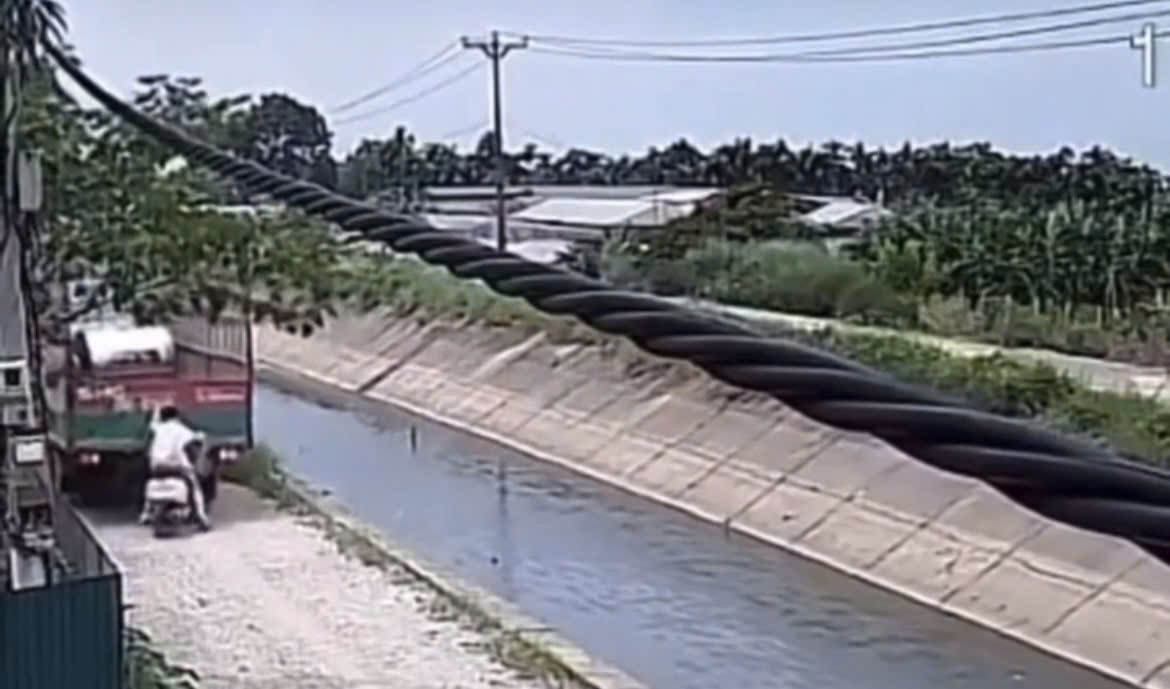 Tài xế xe máy thoát chết nhờ phản ứng nhanh sau đuôi xe tải Tài xế xe máy thoát chết nhờ phản ứng nhanh sau đuôi xe tải