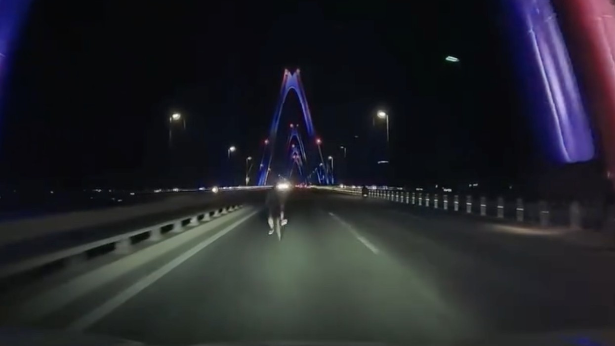 [Clip] Tử vong vì đi xe đạp ngược chiều trên cầu Nhật Tân đâm trực diện ô tô