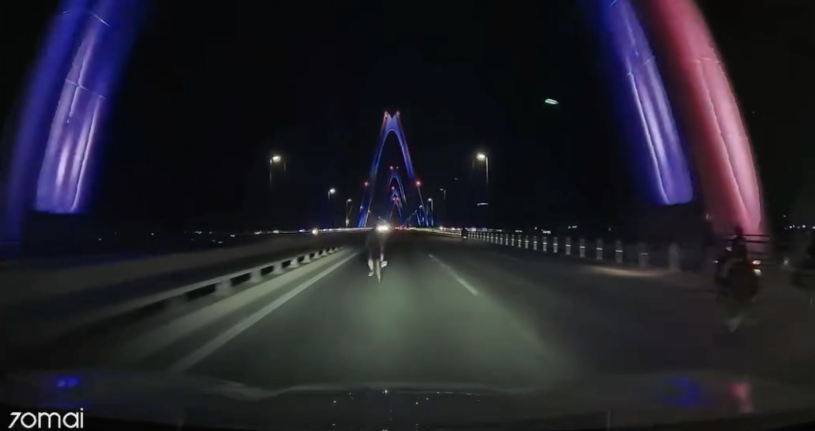 [Clip] Tử vong vì đi xe đạp ngược chiều trên cầu Nhật Tân đâm trực diện ô tô