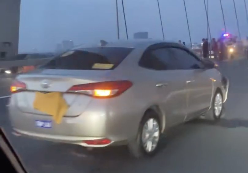 [Clip] Tử vong vì đi xe đạp ngược chiều trên cầu Nhật Tân đâm trực diện ô tô