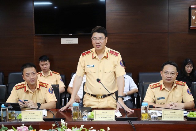Cục trưởng CSGT đề xuất loạt giải pháp quan trọng: Thu hẹp làn xe trong phố, dành làn sát giải phân cách để vượt