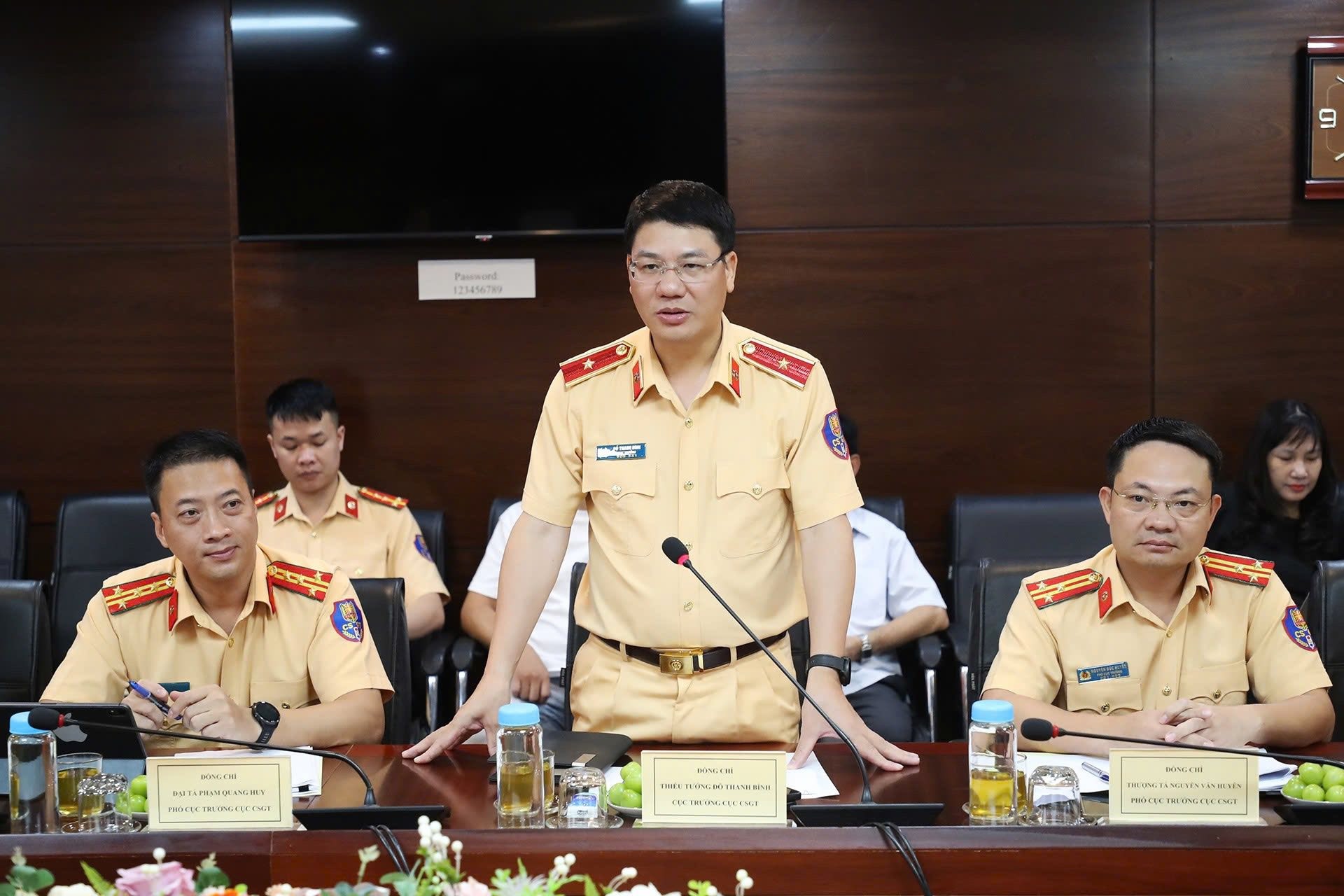 Cục trưởng CSGT đề xuất loạt giải pháp quan trọng: Thu hẹp làn xe trong phố, dành làn sát giải phân cách để vượt