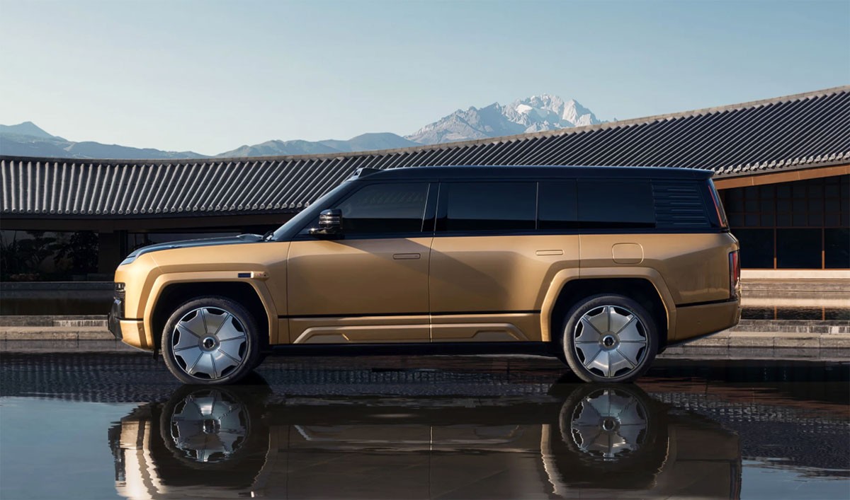 BYD Yangwang U8L - Mẫu EREV cực sang, logo bằng vàng 24K, giá 4,74 tỷ đồng ở Trung Quốc