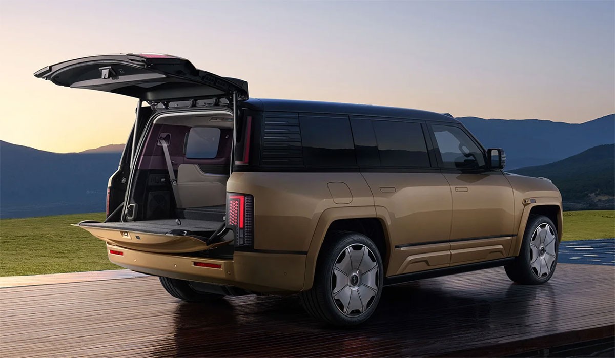 BYD Yangwang U8L - Mẫu EREV cực sang, logo bằng vàng 24K, giá 4,74 tỷ đồng ở Trung Quốc