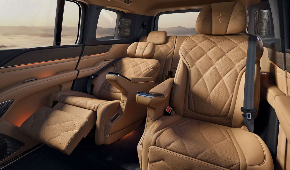 BYD Yangwang U8L - Mẫu EREV cực sang, logo bằng vàng 24K, giá 4,74 tỷ đồng ở Trung Quốc