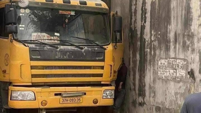 Tài xế bị cửa ô tô tải kẹp tử vong