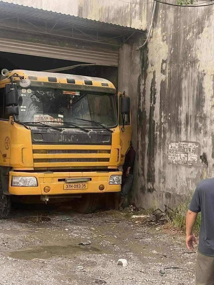 Tài xế bị cửa ô tô tải kẹp tử vong ở Nghệ An