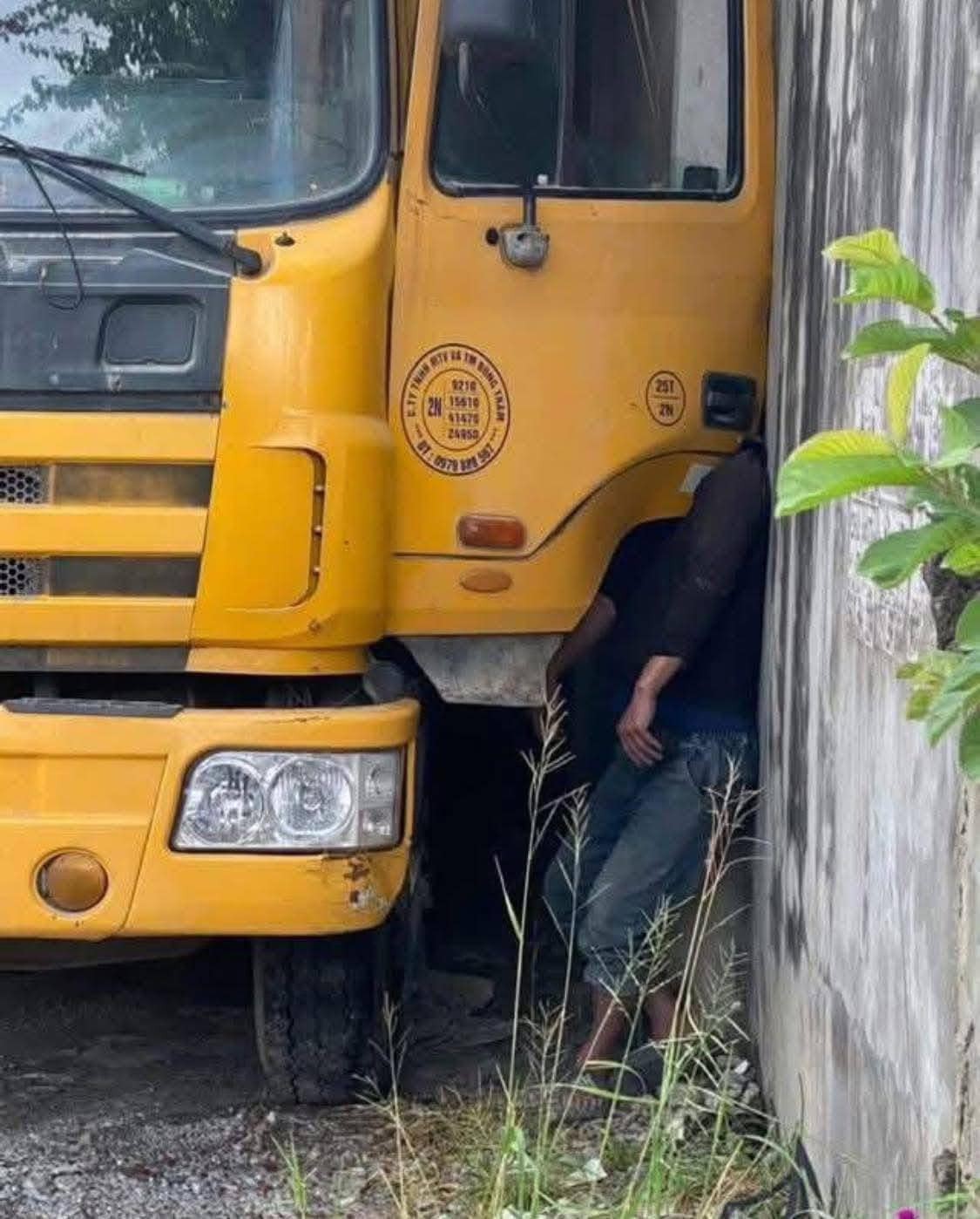 Tài xế bị cửa ô tô tải kẹp tử vong ở Nghệ An