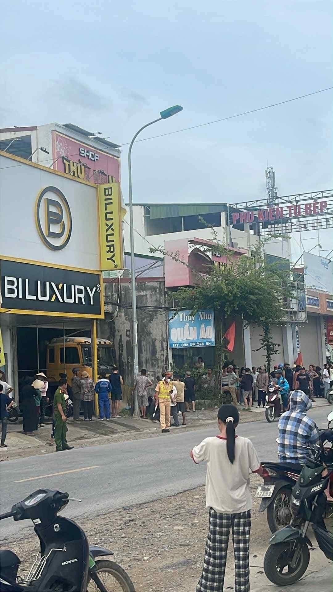 Tài xế bị cửa ô tô tải kẹp tử vong ở Nghệ An