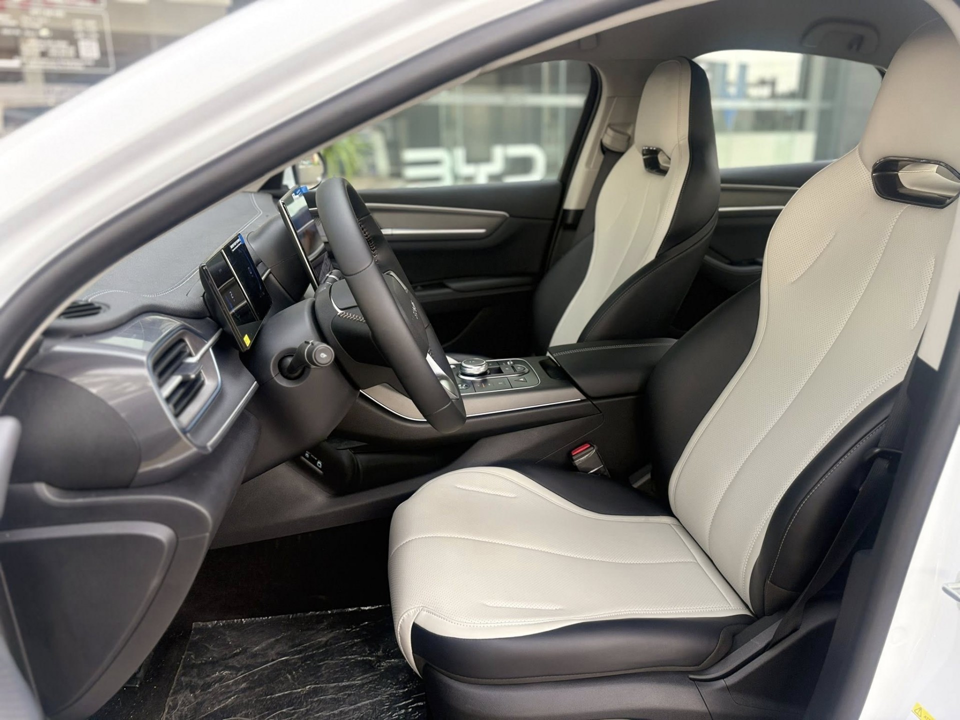 BYD Seal 5 sắp bán tại Việt Nam, cạnh tranh với Civic và Altis hybrid