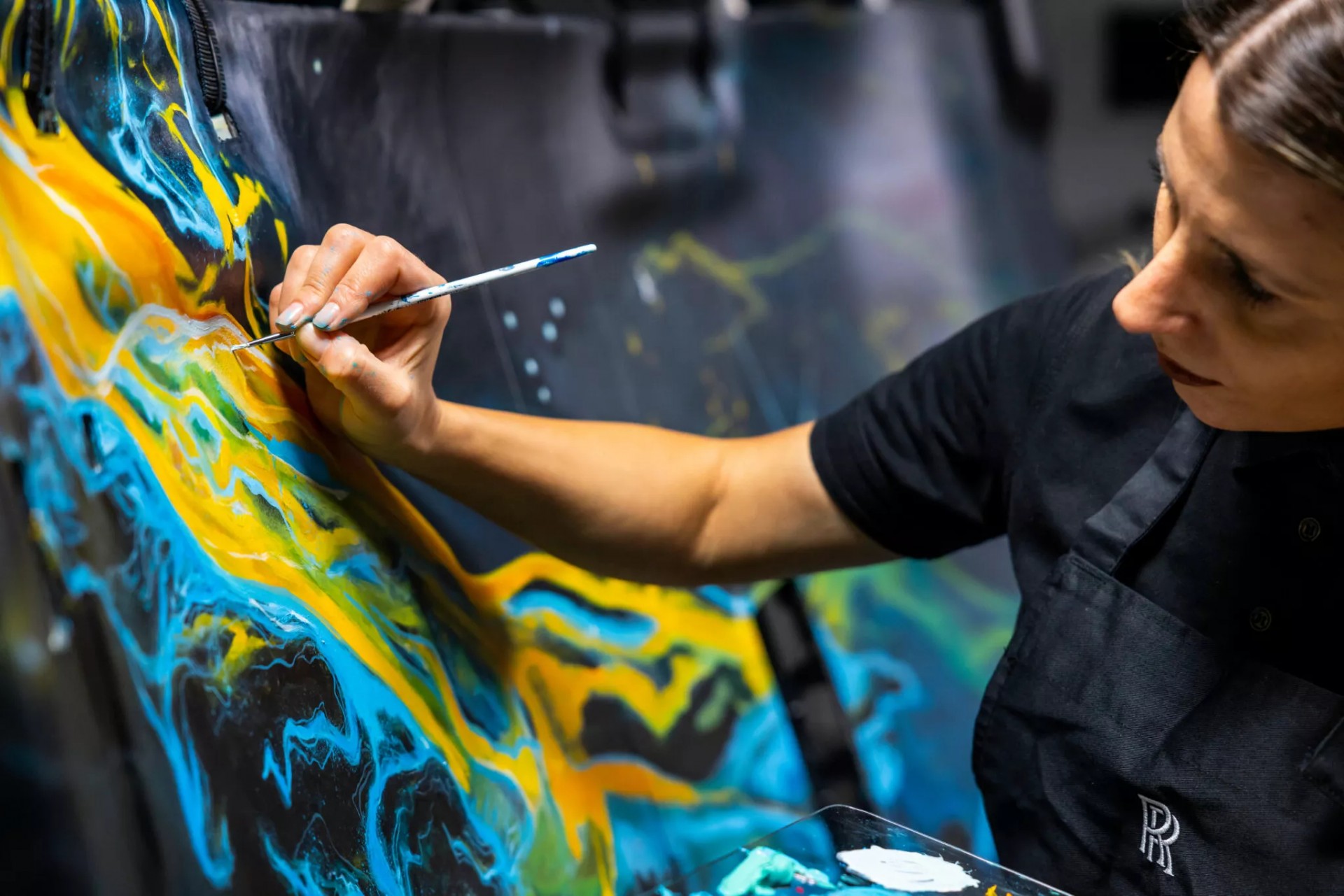 Chiêm ngưỡng trần xe được vẽ thủ công hoàn toàn của Rolls-Royce Cullinan Cosmos độc nhất vô nhị