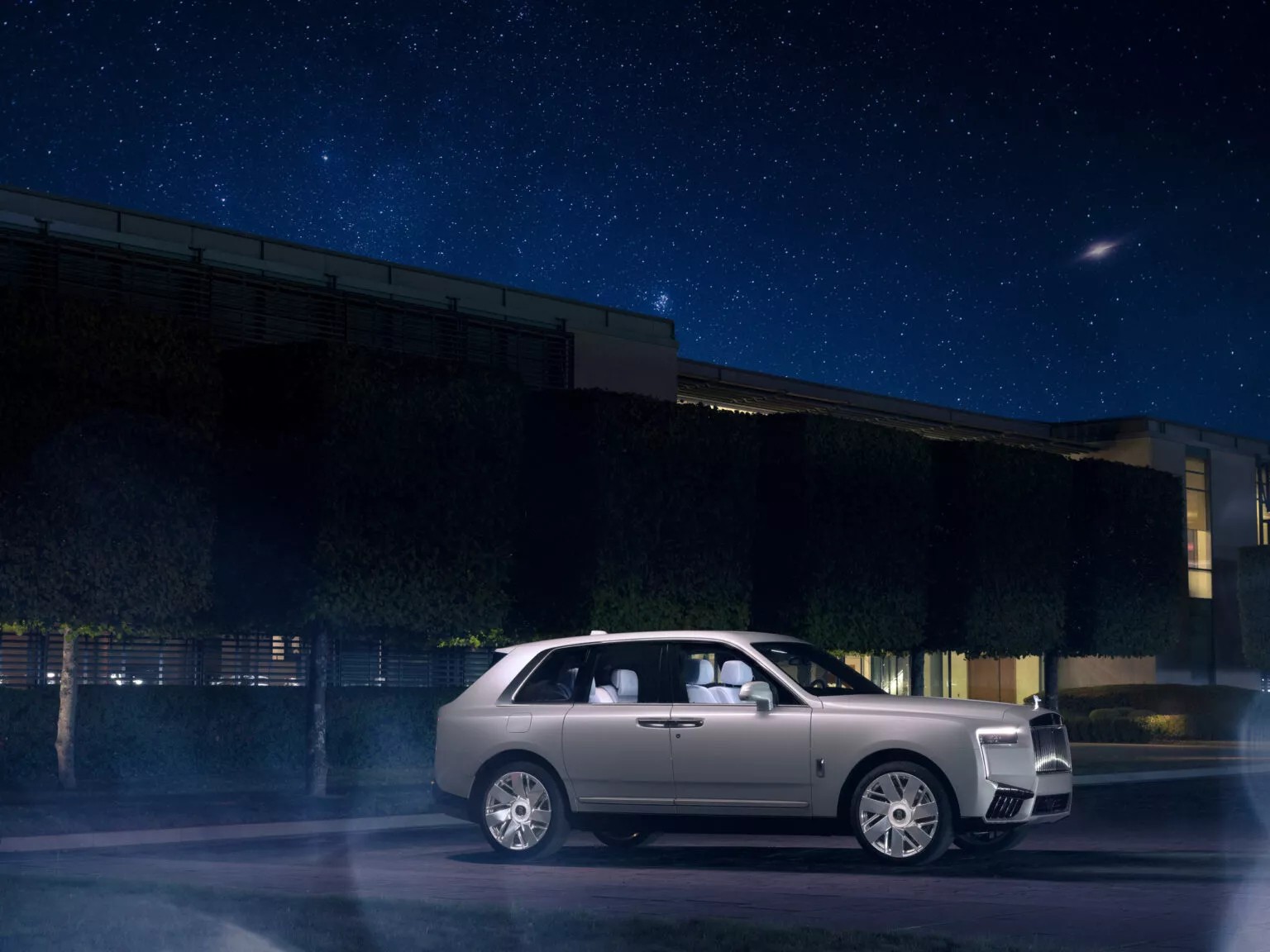 Chiêm ngưỡng trần xe được vẽ thủ công hoàn toàn của Rolls-Royce Cullinan Cosmos độc nhất vô nhị